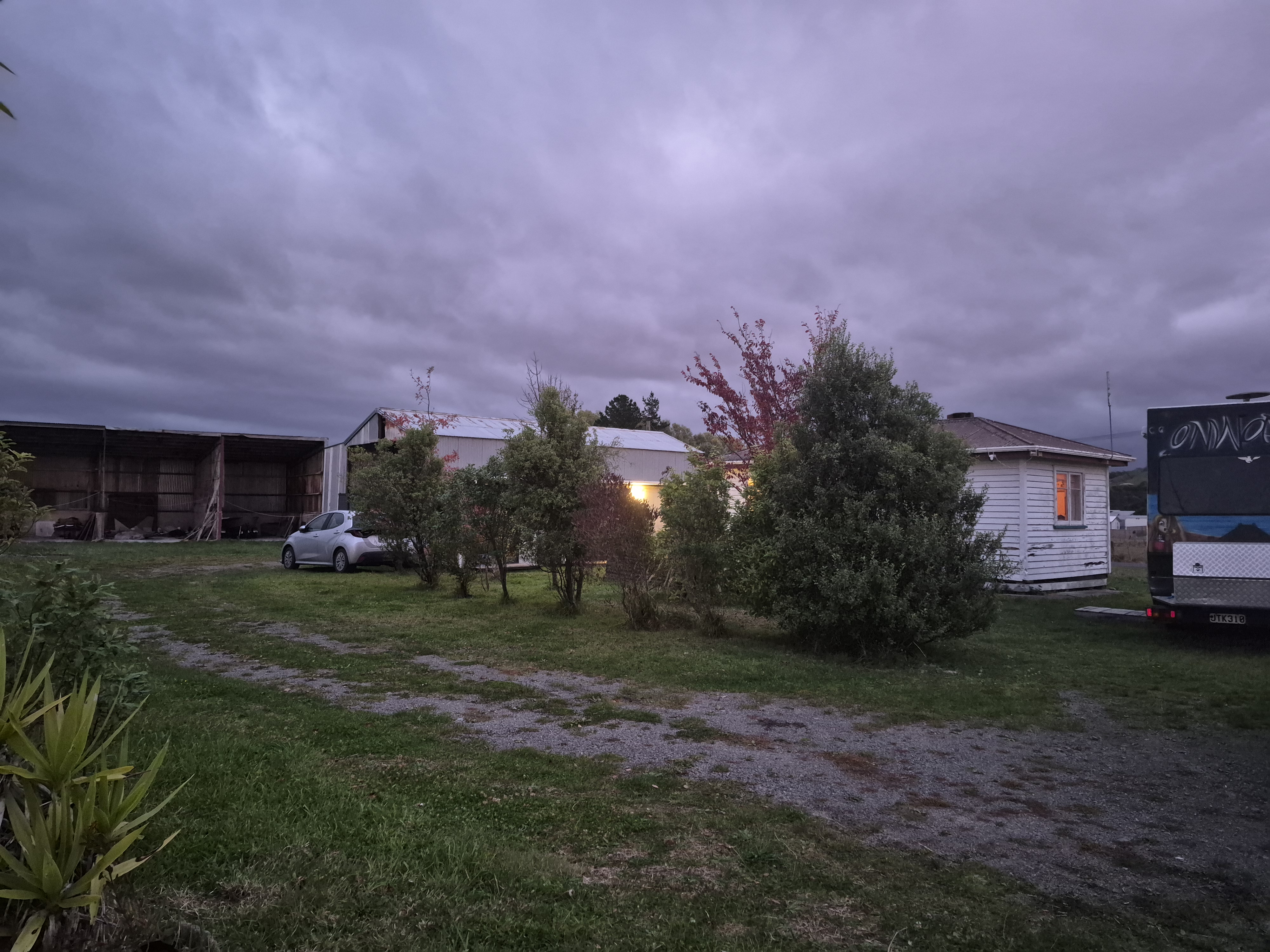 Rural minutes to all amenities photo 3