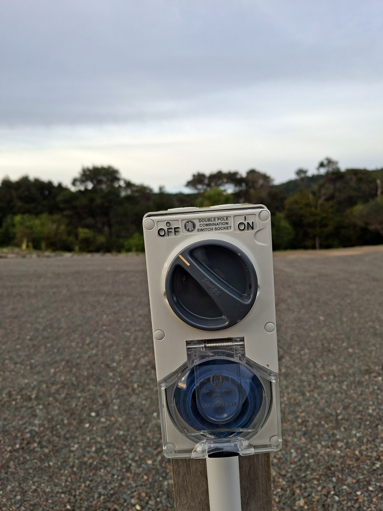 Sea views, hardstand area, power, water and starlink access. photo 3