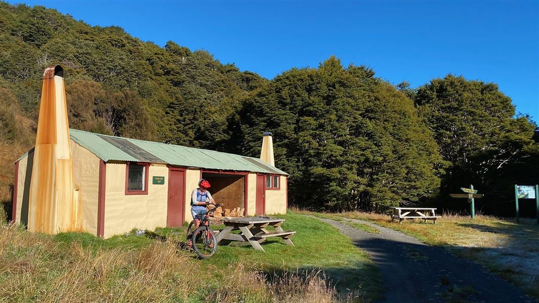 Flora Hut, hut in Tasman