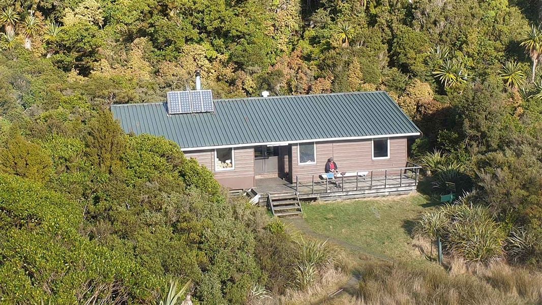 Holly Hut, hut in Taranaki