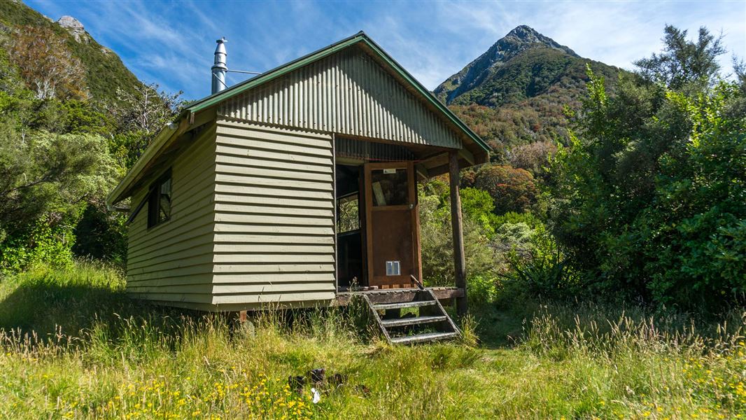 Julia Hut, hut in West Coast