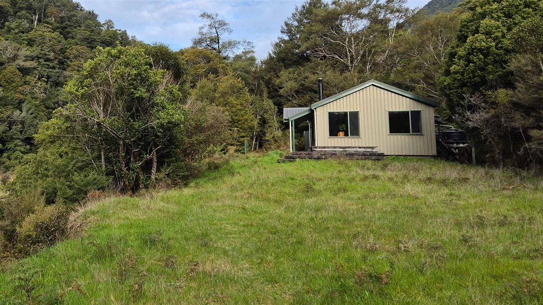 Karamea Bend Hut, hut in West Coast