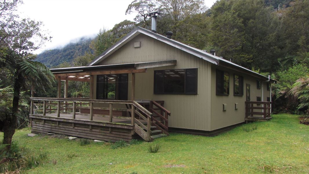Lake Alabaster Hut, hut in Southland
