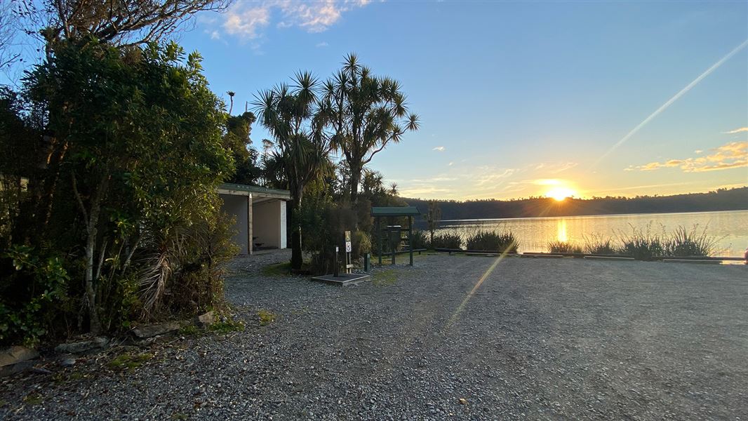 Lake Ianthe Matahi Campsite, campsite in West Coast