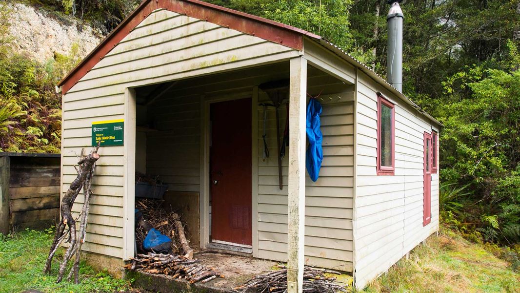 Lake Matiri Hut, hut in Tasman