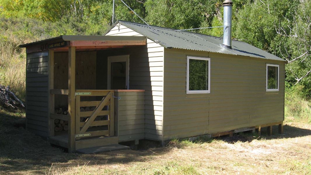 Lake McRae Hut, hut in Marlborough