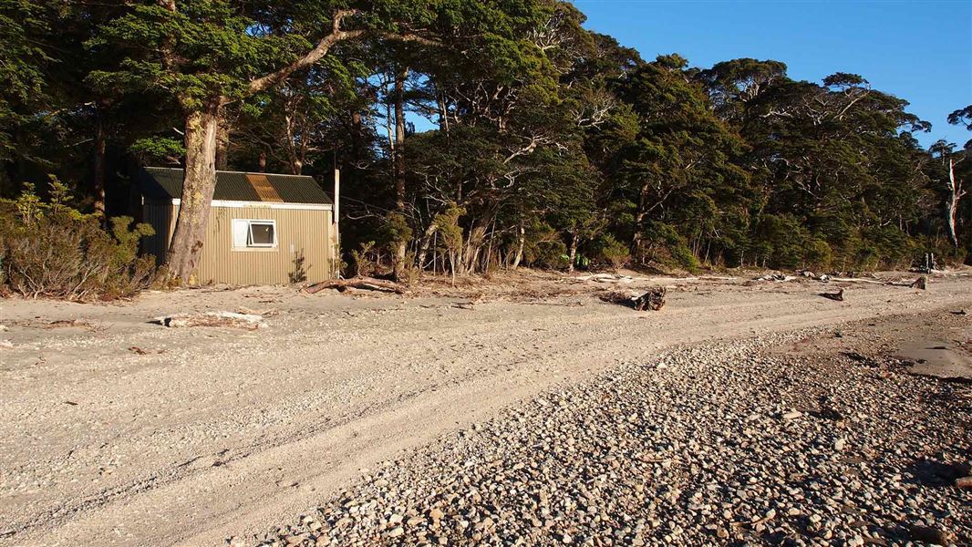 Lake Poteriteri Hut, hut in Southland