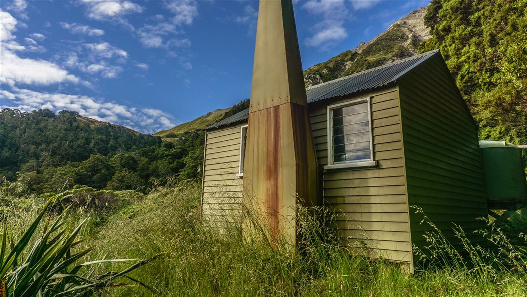Larrikin Creek Hut, hut in West Coast
