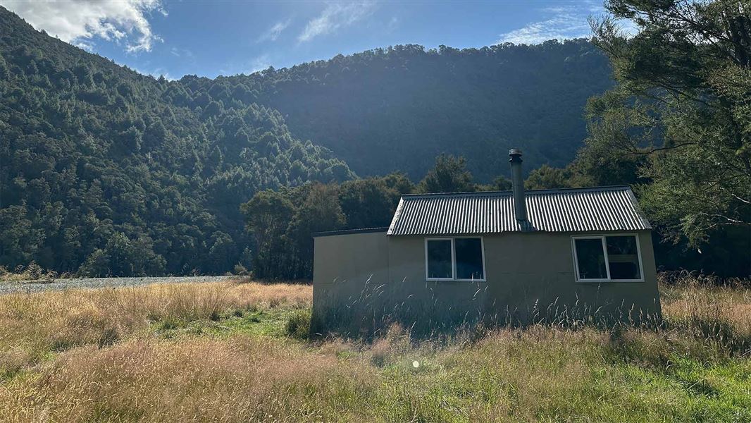 Lower Goulter Hut, hut in Marlborough