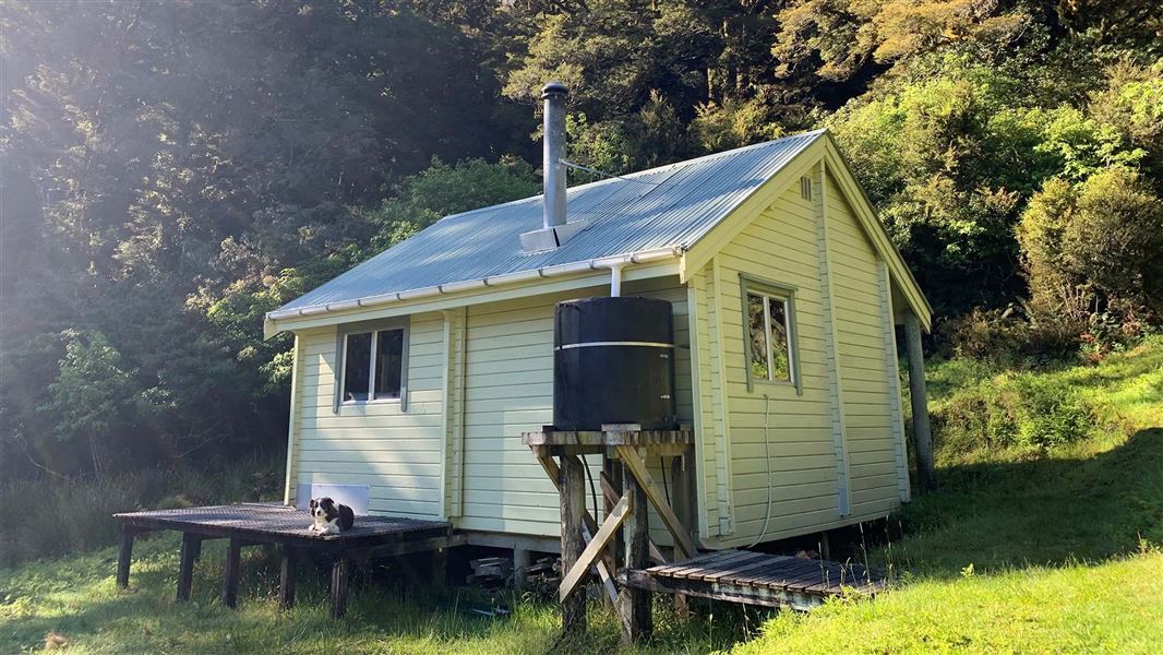 Maori Saddle Hut, hut in West Coast