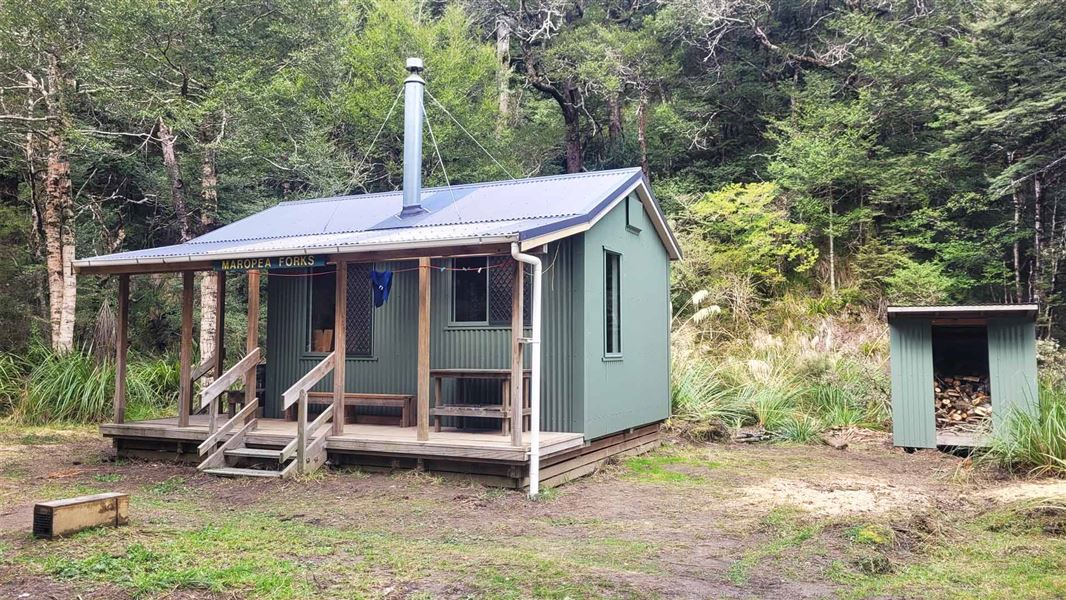 Maropea Forks Hut, hut in Manawatū-Whanganui