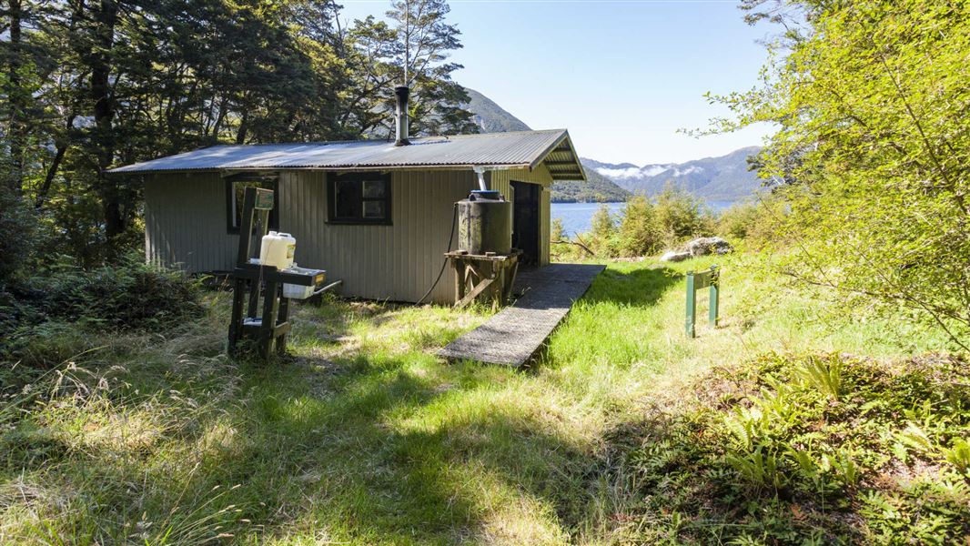 Monowai Hut, hut in Southland