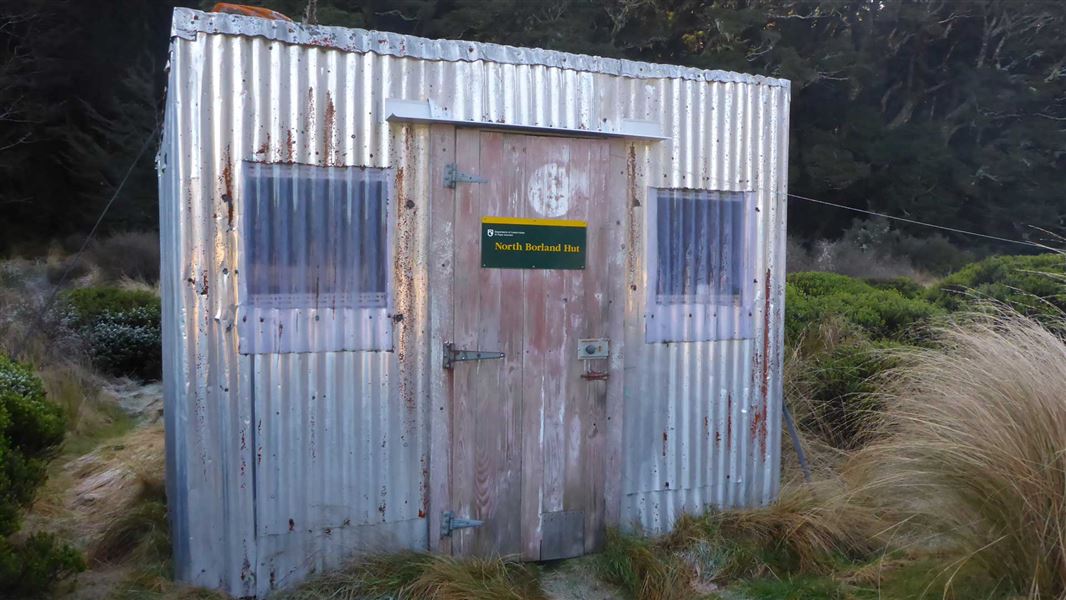 North Borland Hut, hut in Southland