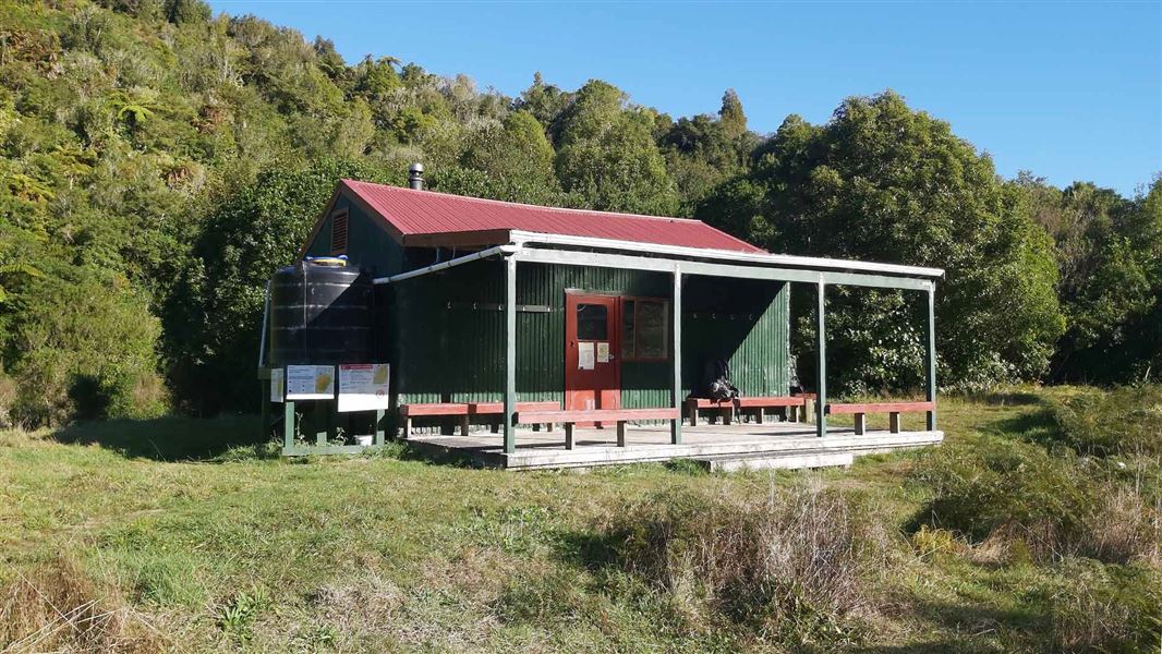 Parawai Lodge, hut in Wellington