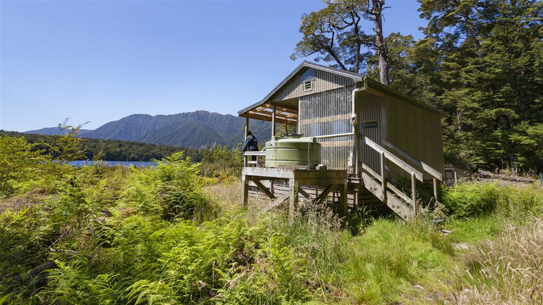 Rodger Inlet Hut, hut in Southland