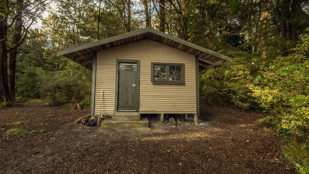 Shallow Bay Hut, hut in Southland