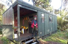 Southwest Arm Hunters Hut, hut in Southland