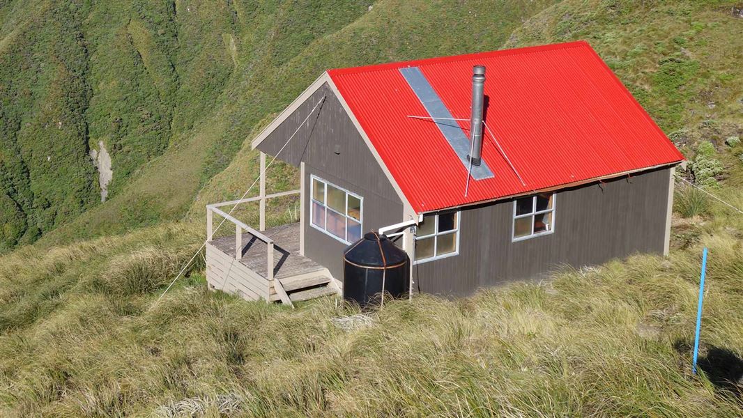 Tarn Ridge Hut, hut in Wellington