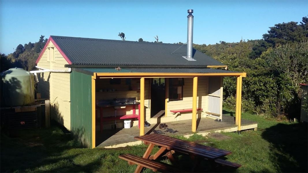 Te Rereatukahia Hut, hut in Bay of Plenty