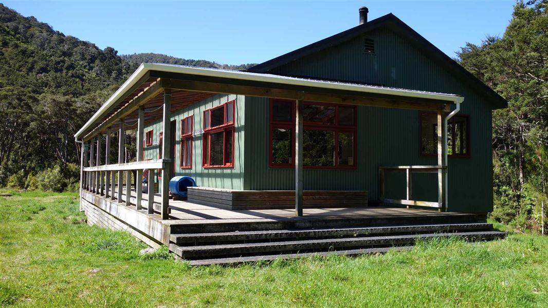 Totara Flats Hut, hut in Wellington