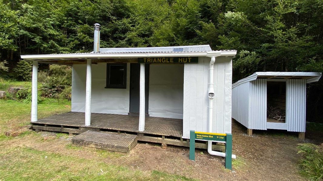 Triangle Hut, hut in Manawatū-Whanganui