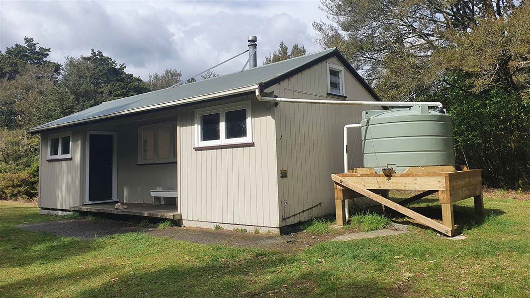 Triplex Hut, hut in Hawke's Bay