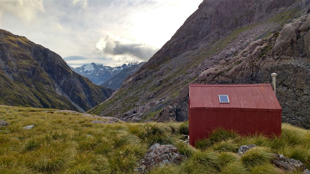 Waimakariri Falls Hut, hut in Canterbury