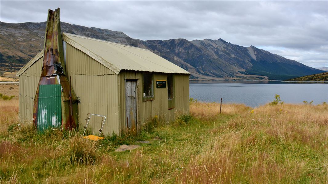 West Burn Hut, hut in Southland