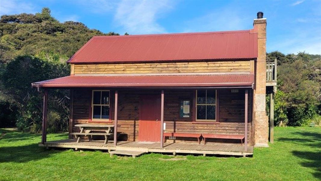 Whariwharangi Hut, hut in Tasman